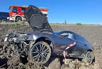 Los bomberos y la Polic&iacute;a Local se encargaron de controlar las consecuencias del aparatoso accidente