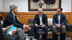 Fernando Clavijo y Octavio Caraballo con el c&oacute;nsul de Jap&oacute;n.