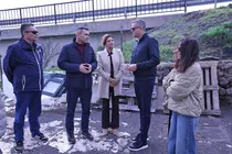 Kiko Aparcio, Oswaldo Betancort y Mar&iacute;a Jes&uacute;s Tovar junto operarios.