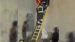 Bomberos realizado el rescate de las personas afectadas por las llamas.