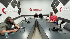 Alexander Catarino y Raico Garc&iacute;a junto a Cristobal Oliveros en el estudio de Cr&oacute;nicas Radio.