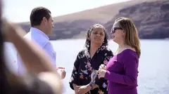La ex presidenta del Cabildo Mar&iacute;a Dolores Corujo y el actual alcalde de Yaiza en el pasado mandato en Playa Quemada hablando del tema de las jaulas marinas.