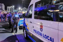 Agentes de la Polic&iacute;a Local de Arrecife vigilando la zona de los carnavales este viernes por la noche