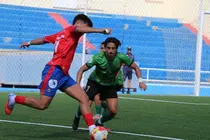 Jugador de la UD Lanzarote intentando realizar un centro al &aacute;rea del Atl&eacute;tico Paso.