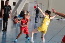 Jugadora del Ariagona intentando superar a la defensa rival.