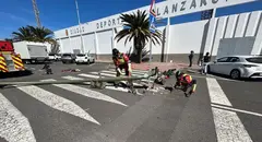 Bomberos retirando el sem&aacute;foro afectado.