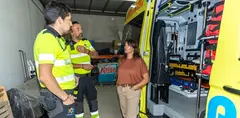 Olivia Duque junto a los operarios de la ambulancia.