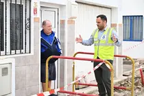 Yonathan de Le&oacute;n  informa a los vecinos sobre el avance en estos trabajos en Tinasoria.