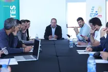 Juan Monz&oacute;n presidiendo la mesa insular de Deportes.