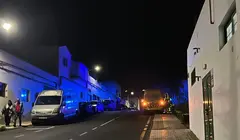 Imagen del momento en el que tuvieron que actuar los agentes de la Polic&iacute;a Local de Teguise