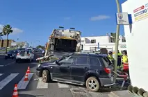 Imagen de los bomberos actuando con uno de los veh&iacute;culos siniestrados