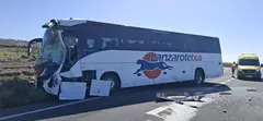 As&iacute; qued&oacute; de destrozada la guagua de Lanzarote Bus tras el fuerte choque