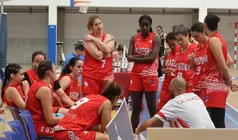 Jugadoras del Ariagona escuchando las indicaciones de su entrenador.