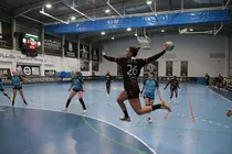 Jugadora del Lanzarote San Jos&eacute; Obrero realizando un lanzamiento desde el extremo.