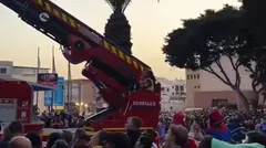 Momento de la intervenci&oacute;n de los bomberos en pleno coso de Arrecife.