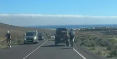 Coches adelantando a ciclistas y a buggies en la misma carretera