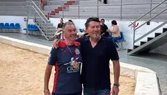 Presidente del San Bartolom&eacute; junto a un &aacute;rbitro.