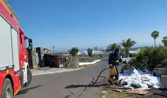 Momento en el que uno de los bomberos controlaba la situaci&oacute;n