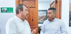 Miguel &Aacute;ngel Jim&eacute;nez hablando con Oswaldo Betancort cuando ambos compart&iacute;an labores de gobierno en Teguise.