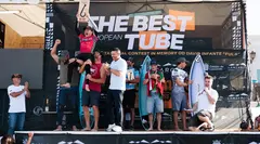 Los campeones recibiendo su merecido trofeo con el presidente del Cabildo de Lanzarote, Oswaldo Betancort, presente en la entrega