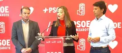 Los parlamentarios Marcos Hern&aacute;ndez y Marcos Bergaz con la l&iacute;der de los socialistas lanzarote&ntilde;os, Mar&iacute;a Dolores Corujo.