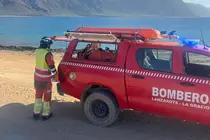 Veh&iacute;culo de los bomberos realizando una actuaci&oacute;n en La Graciosa.
