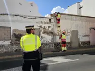 Agentes de la Polic&iacute;a Local de Arrecife en la calle Blas Cabrera Topham para evitar el tr&aacute;nsito mientras los bomberos retiran los cascotes de la fachada de ese inmueble