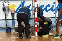 Momento inicial en el que trataron de desenganchar a la ni&ntilde;a de la porter&iacute;a