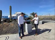 Isidro P&eacute;rez y Ra&uacute;l de Le&oacute;n viendo el nuevo mobiliario urbano.