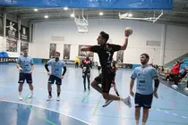 Joel Armas realizando un lanzamiento desde el extremo.