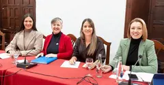 Judit Fontes primera por la izquierda junto a concejalas socialistas.