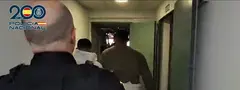 Polic&iacute;a Nacional junto a los detenidos.