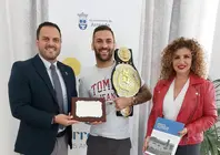 Hecher Sosa con el alcalde de Arrecife y la concejal de Deportes.