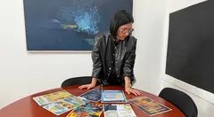 Abigail Gonz&aacute;lez junto a los carteles promocionales de los actos culturales.