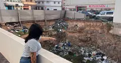 La vecina denunciando el solar que se ha convertido en un improvisado vertedero