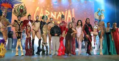 El concejal de Festejos con los participantes y los presentadores de la gala.