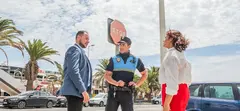 Olivia Duque y Gin&eacute;s Gonz&aacute;lez junto a un Polic&iacute;a Local.