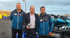 Juan Monz&oacute;n en Marina Col&oacute;n con Daniel y Jos&eacute; Luis Hern&aacute;ndez el d&iacute;a que el equipo del campe&oacute;n de Espa&ntilde;a agradeci&oacute; su colaboraci&oacute;n en su proyecto a todos los patrocinadores.