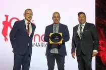 Representante de el restaurante del Castillo de San Jos&eacute; recogiendo el galard&oacute;n.