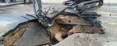 Pala excavadora abriendo un agujero donde se encuentra la tuber&iacute;a afectada.
