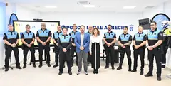 El alcalde de Arrecife y la concejala de Deportes junto al subcomisario jefe y los 10 agentes de la los agentes de Unidad de Prevenci&oacute;n, Mediaci&oacute;n y Convivencia (UPMEC)