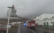 Los bomberos recolocando el cableado en la zona de Playa Quemada.