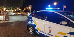 Veh&iacute;culo de la Polic&iacute;a Local de Arrecife en la zona pr&oacute;xima donde se realiz&oacute; la intervenci&oacute;n.
