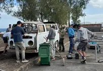 La gente trabajando a destajo en la reconstrucci&oacute;n de la furgoneta Volkswagen que hace las veces de bar en Arrieta