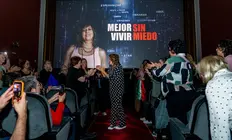 Rosana recogiendo el cari&ntilde;o de la gente durante la presentaci&oacute;n