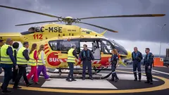 El presidente de Canarias saludando a los pilotos que van a llevar a las aeronaves.