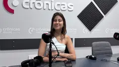 Ariana Machado en el estudio de Cr&oacute;nicas Radio.