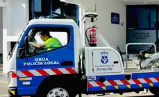 Imagen de la gr&uacute;a municipal junto a la sede de la Polic&iacute;a Local.