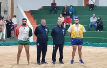 Los capitanes del Yaiza y el Har&iacute;a con los &aacute;rbitros antes del inicio de la luchada