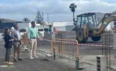 Los concejales nacionalistas visitando la obra